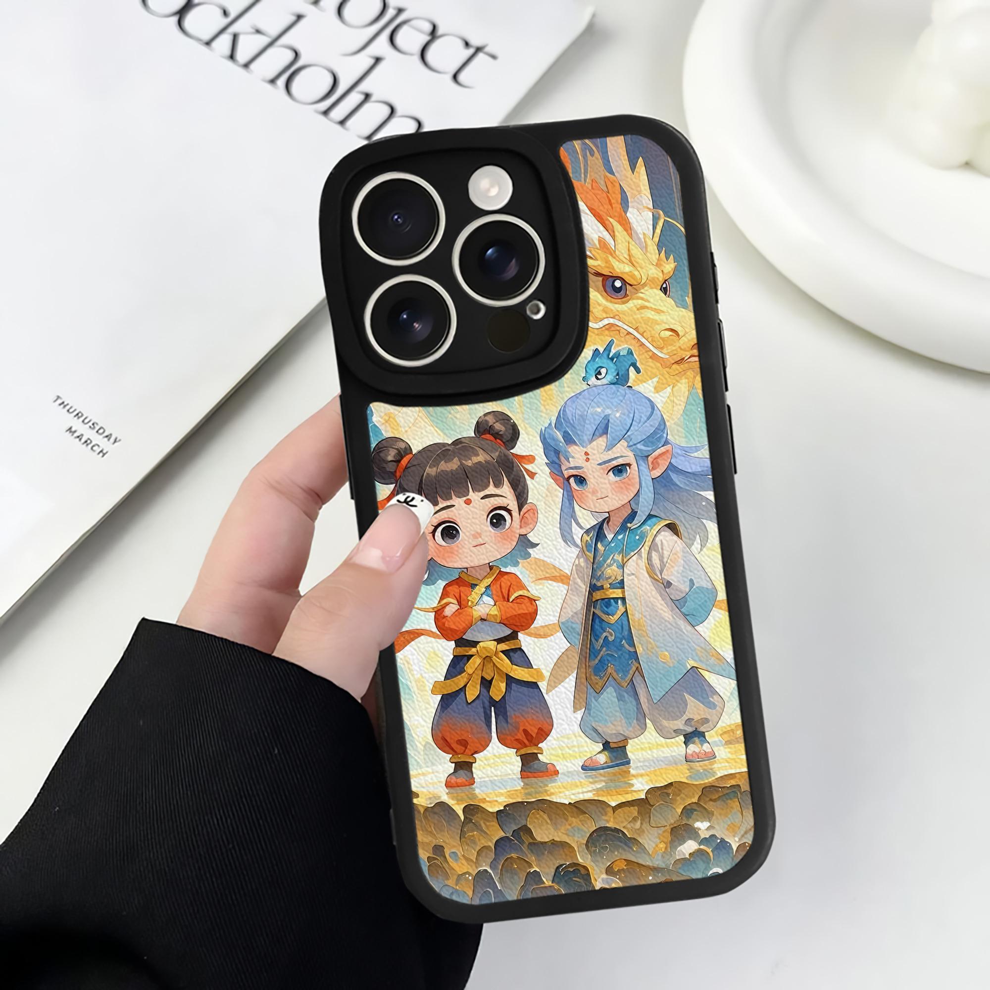 （画像用） Ne Zha 2 ナタ 魔童の大暴れ 【iPhone 16シリーズ対応】シリコンスマホケース（レザー調） 材質：シリコン